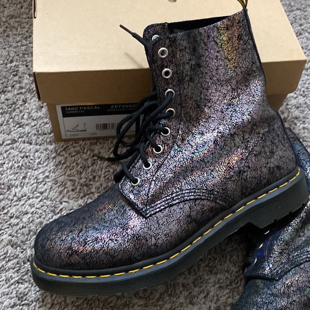 Dr. Martens boots- Iridescent Crackle. Color: Gunmetal